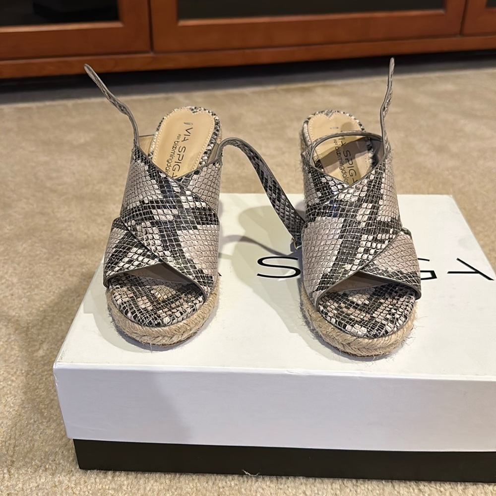 Cute Via Spiga espadrilles size 4 sandals. Lightly worn.